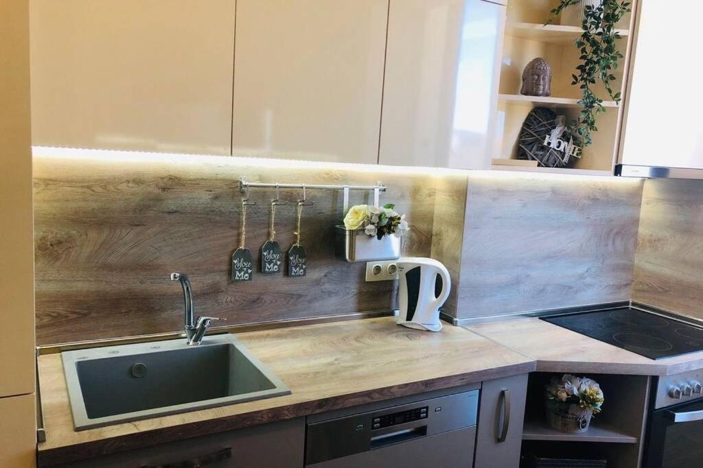 Lovely 3-Bedroom Apartment For 7 Ppl At The Centre Varna Buitenkant foto