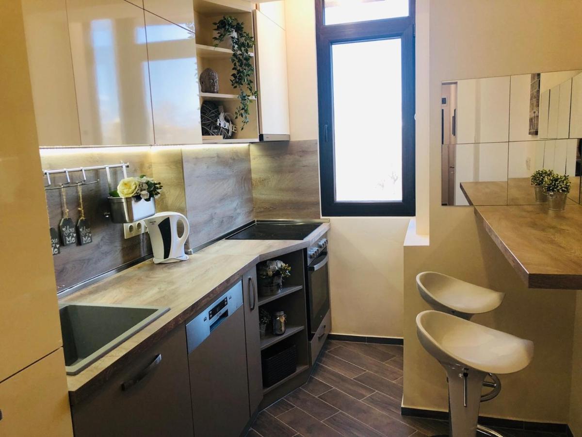 Lovely 3-Bedroom Apartment For 7 Ppl At The Centre Varna Buitenkant foto